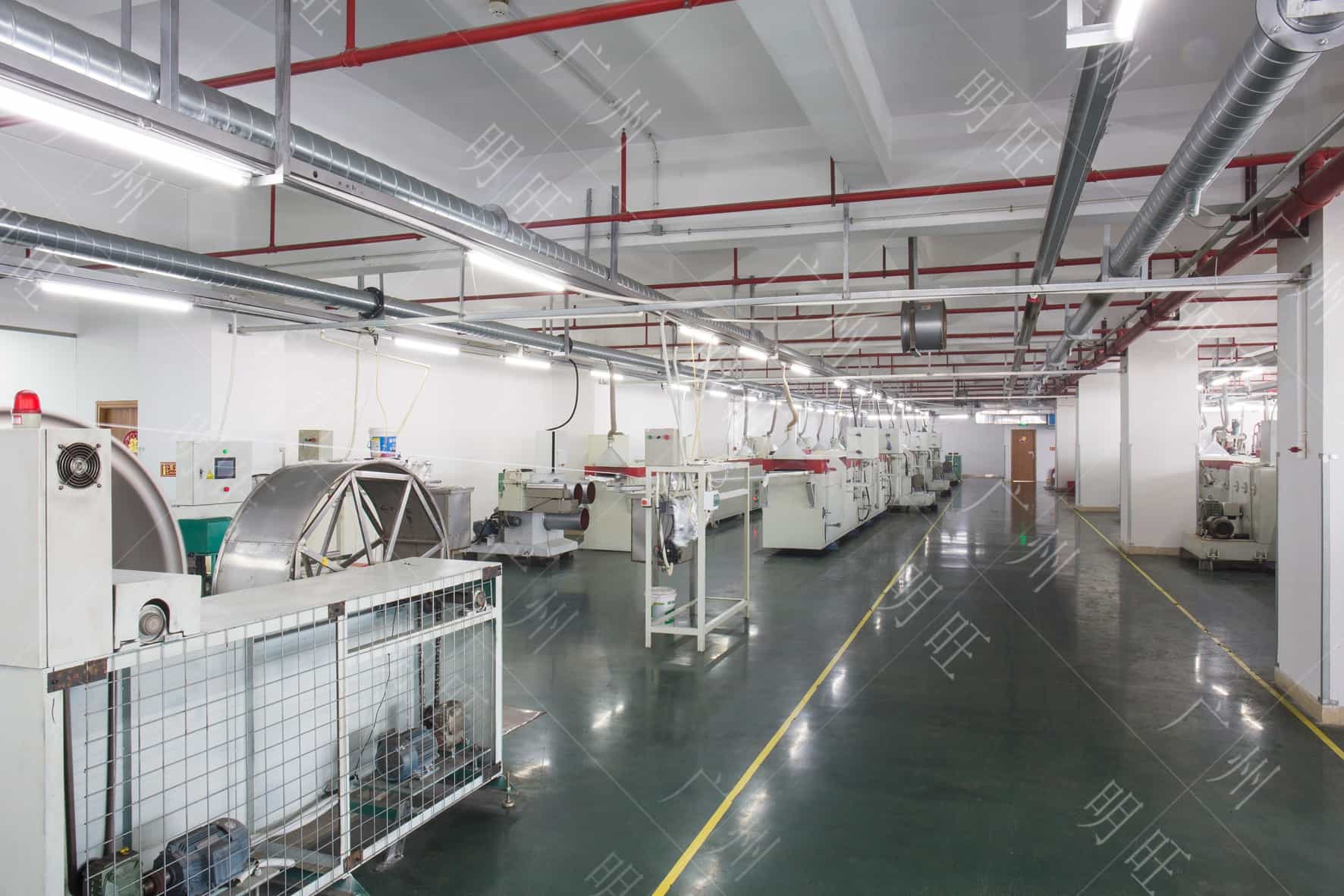 8000㎡現代化標準刷絲生產(chǎn)車(chē)間，通過(guò)ISO9001質(zhì)量管理體系認證