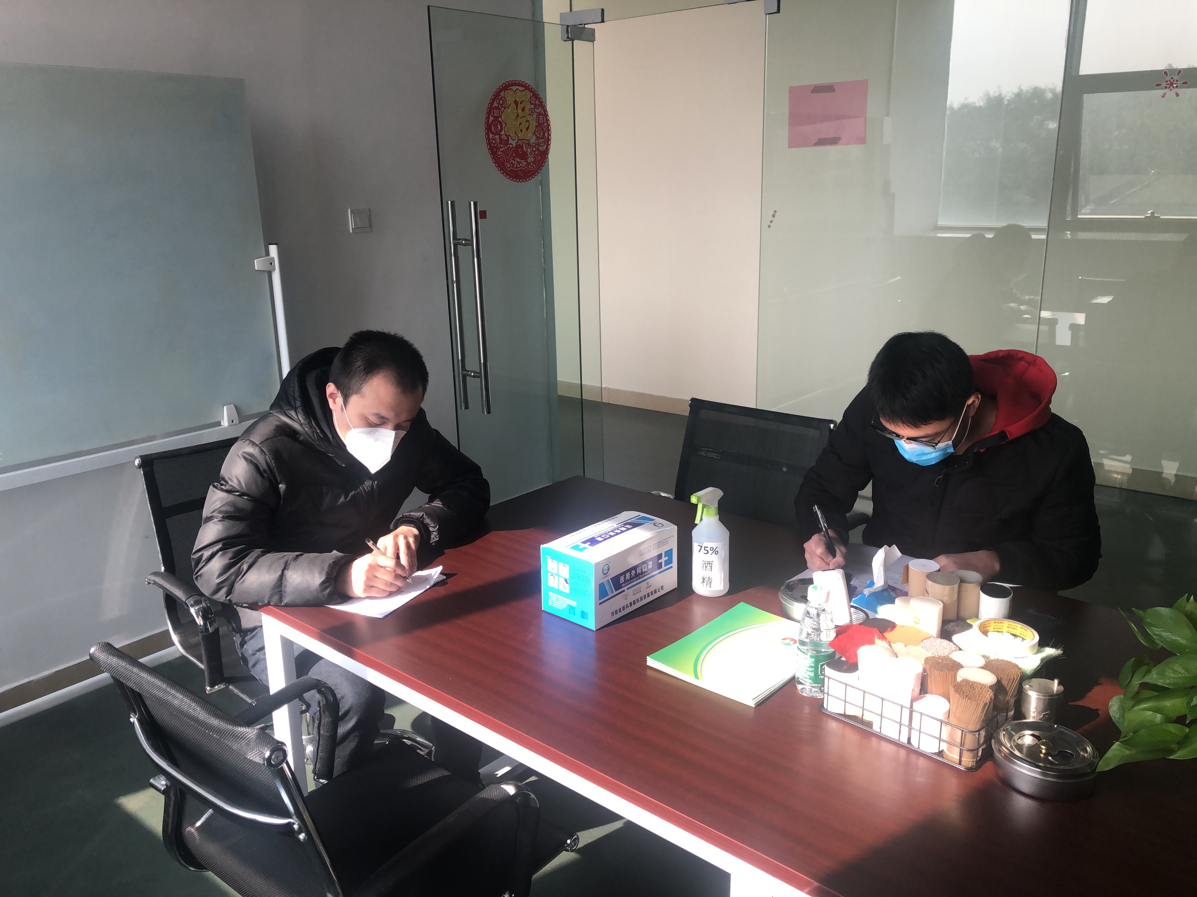 發(fā)放口罩，填寫(xiě)登記表